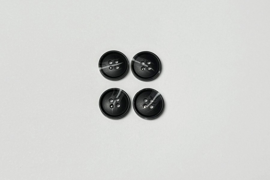Гудзик 18 мм ПЕ Mertbutton класичний, чорний, 4 отвори