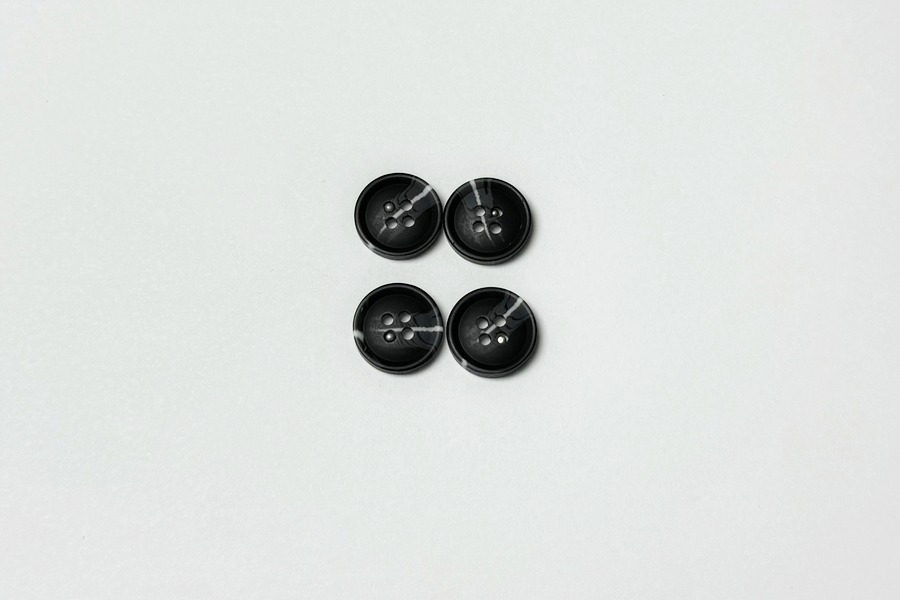 Гудзик 15 мм ПЕ Mertbutton класичний, чорний, 4 отвори