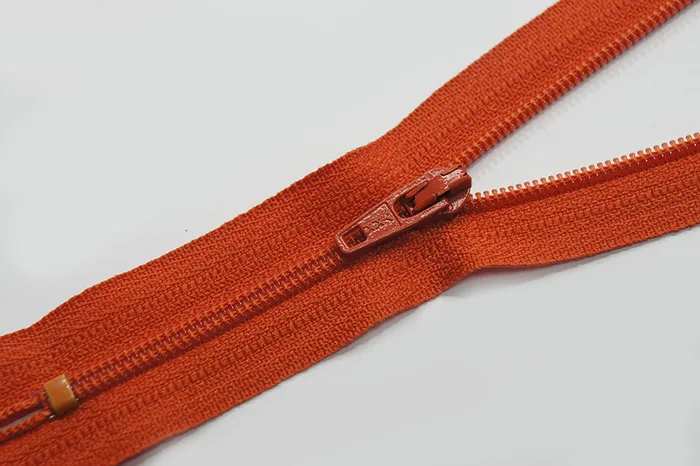 Блискавка YKK, T3 18 см, червоний світлий