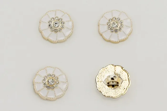 Гудзик 18 мм Mertbutton, білий, KM-04-03-28-999/gold
