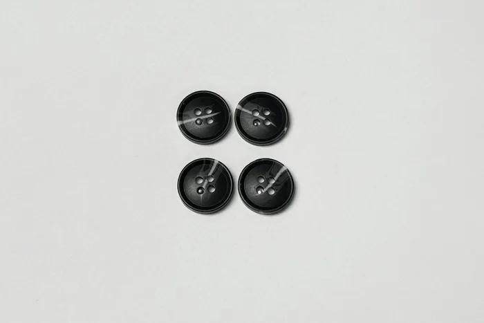 Гудзик 18 мм ПЕ Mertbutton класичний, чорний, 4 отвори