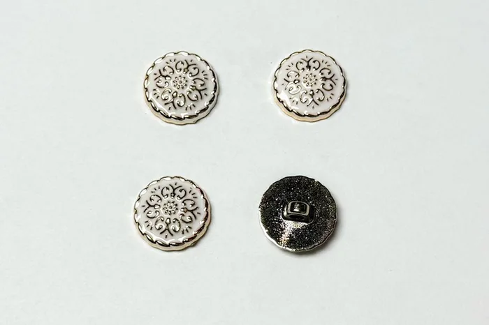Гудзик 17 мм Mertbutton, білий, BR-652-28-999/gold
