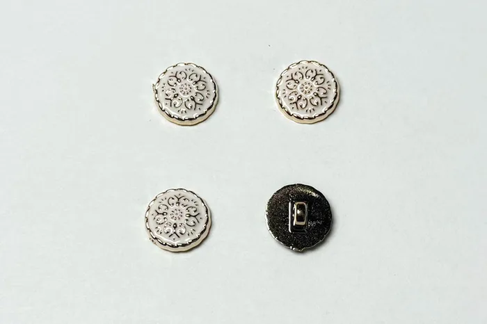 Гудзик 15 мм Mertbutton, білий, BR-652-24-999/gold