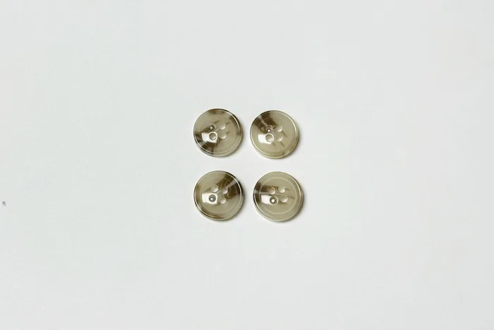 Гудзик 15 мм ПЕ Mertbutton класичний, бежевий сірий, 4 отвори