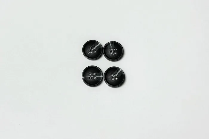 Гудзик 15 мм ПЕ Mertbutton класичний, чорний, 4 отвори
