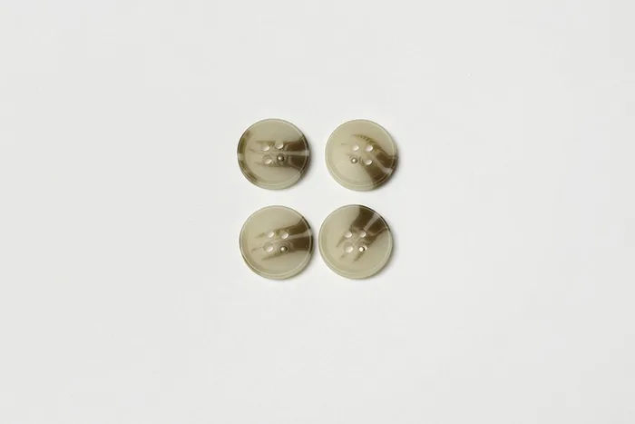 Гудзик 18 мм ПЕ Mertbutton класичний, бежевий сірий, 4 отвори