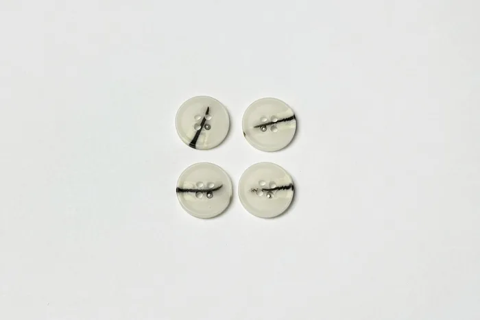 Гудзик 18 мм ПЕ Mertbutton класичний, молочний кремовий, 4 отвори